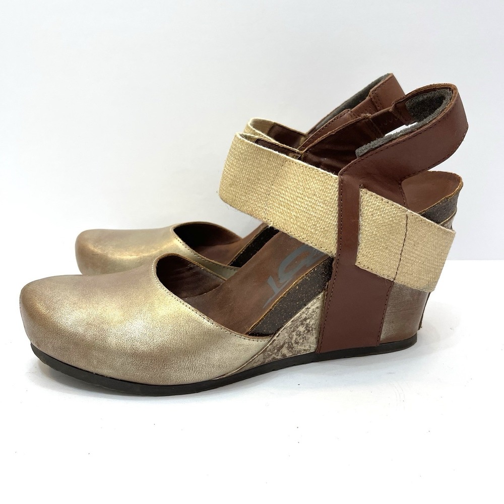 OTBT Comfort Wedge Closed Toe Gold Heel Sling back Size 9